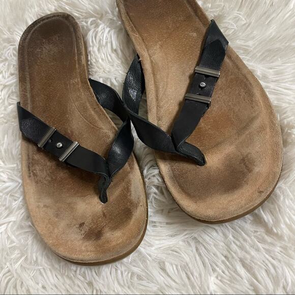 UGG • Black Sela Leather Flip Flops Sandal - Picture 3 of 8